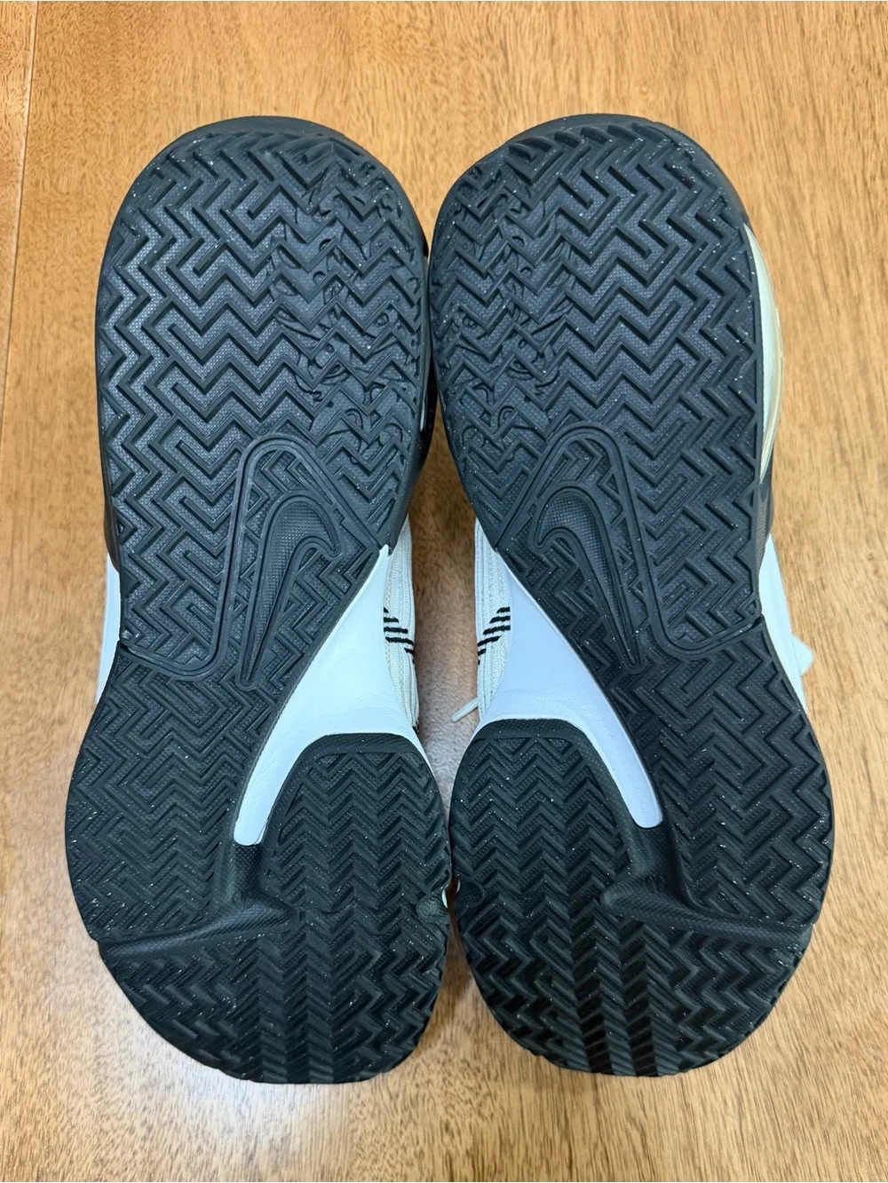 Nike black closure sole